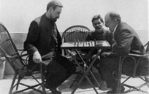 1024px-Lenin_plays_chess_with_Bogdanov_during_a_visit_to_Gorky_April_1908.jpg
